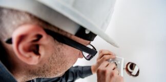 Ile średnio zarabia elektryk?